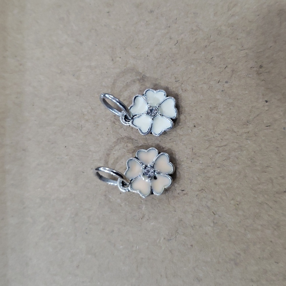 Qty 1 Elegant Silver Flower Charm
